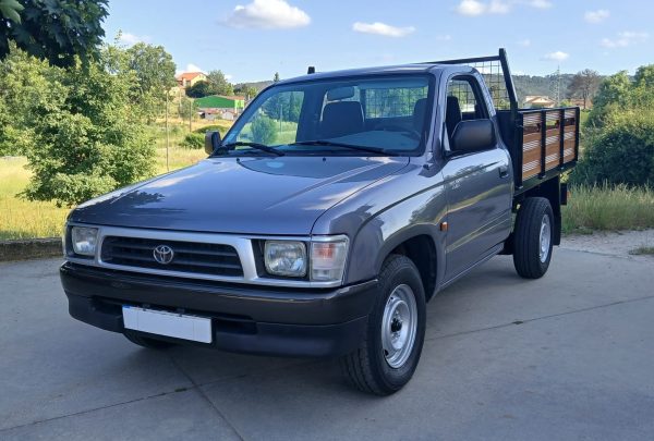 Toyota Hilux 4X2 Cinzenta