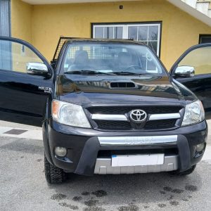 Toyota Hilux Tracker - Preta