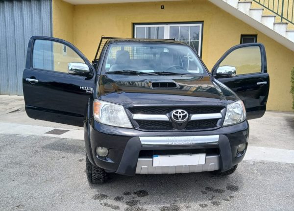 Toyota Hilux Tracker - Preta