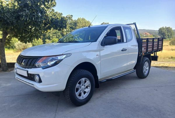 Mitsubishi L200 branca x-kabe