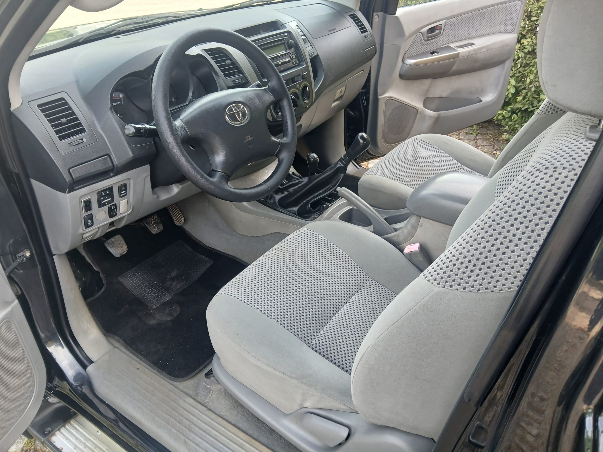 Toyota Hilux xcab 4X4 - Image 5
